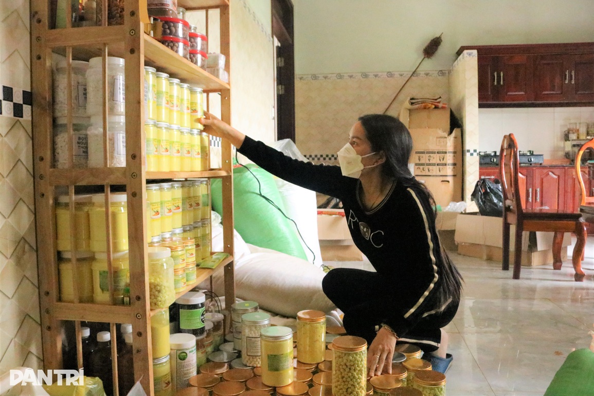 Nữ nông dân chặt cà phê, trồng nghệ, thu hàng trăm triệu mỗi năm - 4 Nữ nông dân chặt cà phê, trồng nghệ, thu hàng trăm triệu mỗi năm - 4