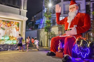 Xóm đạo TPHCM tất bật trang trí Giáng sinh