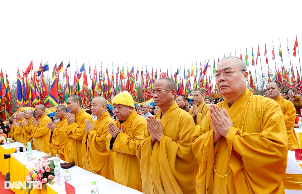 Du khách ùn ùn đổ về ngôi chùa lớn nhất Việt Nam dự lễ khai hội xuân - 4 Du khách ùn ùn đổ về ngôi chùa lớn nhất Việt Nam dự lễ khai hội xuân - 4
