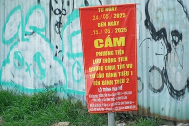 Người dân quay đầu xe hàng loạt vì đóng đường dưới cầu Bình Triệu