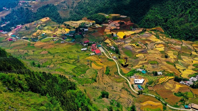 Du khách có thể chiêm ngưỡng bức tranh sơn thủy của núi rừng Tây Bắc từ trên cáp treo Fansipan