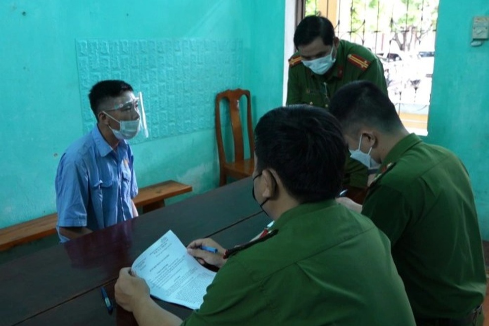 Chồng cầm dao chém liên tiếp vào người vợ rồi bỏ trốn vào rừng - 1 Chồng cầm dao chém liên tiếp vào người vợ rồi bỏ trốn vào rừng - 1
