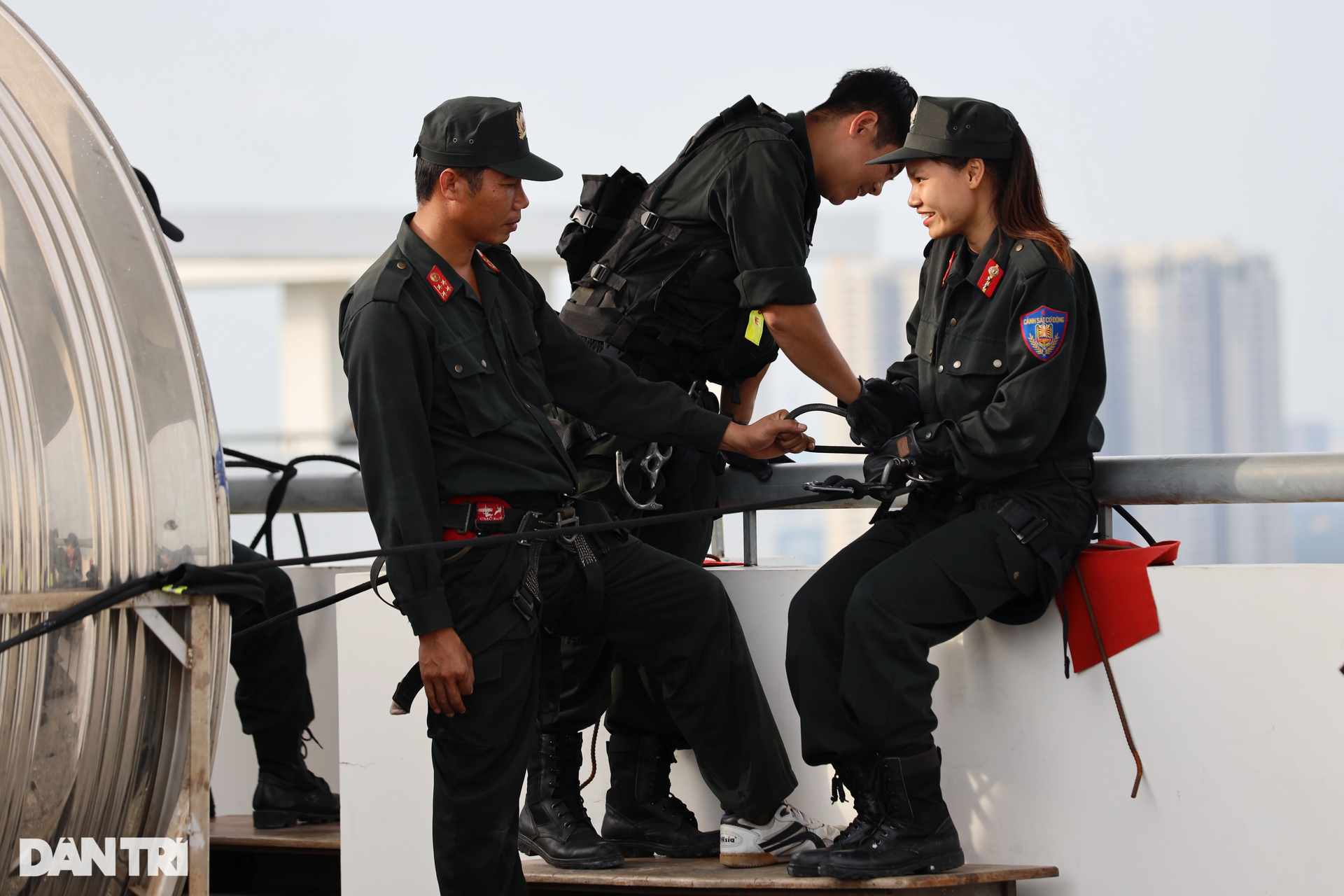 Nữ cảnh sát đặc nhiệm đu dây giữa trời, dùng yết hầu bẻ cong thanh sắt - 3 Nữ cảnh sát đặc nhiệm đu dây giữa trời, dùng yết hầu bẻ cong thanh sắt - 3
