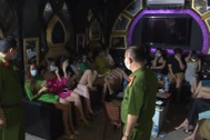 Chủ quán và 30 khách hát karaoke giữa mùa dịch bị phạt 75 triệu đồng