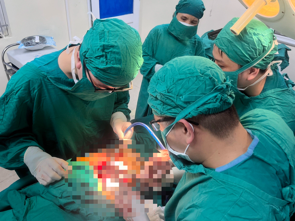 Vấp ngã trong lúc chăn bò, người đàn ông bị thanh sắt dài 30cm đâm thấu cổ - 2 Vấp ngã trong lúc chăn bò, người đàn ông bị thanh sắt dài 30cm đâm thấu cổ - 2