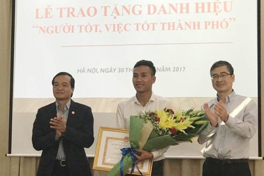 TP Hà Nội khen thưởng nam sinh chạy xe ôm trả lại 320 triệu đồng khách quên
