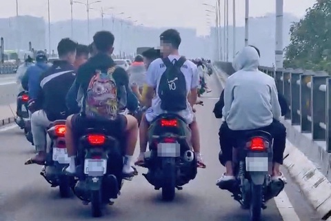 CSGT xử lý nhóm "báo thủ", dàn hàng ngang xe máy trên cầu Vĩnh Tuy