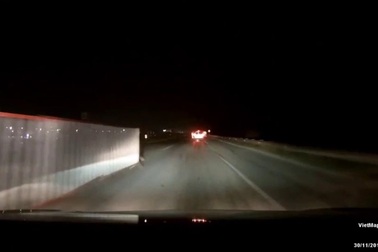 Liều mạng bỏ chạy cảnh sát, tài xế gây va chạm trên đường