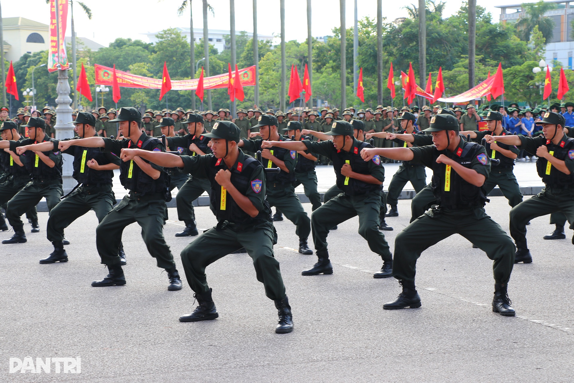 Xem cảnh sát cơ động biểu diễn tuyệt kỹ với gậy tonfa - 2 Xem cảnh sát cơ động biểu diễn tuyệt kỹ với gậy tonfa - 2