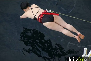 Thuỳ Vân thử bơi trong hồ nước -2 độ C