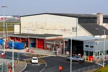 Anh cải tạo nhà chứa máy bay thành nhà xác tạm cho nạn nhân Covid-19