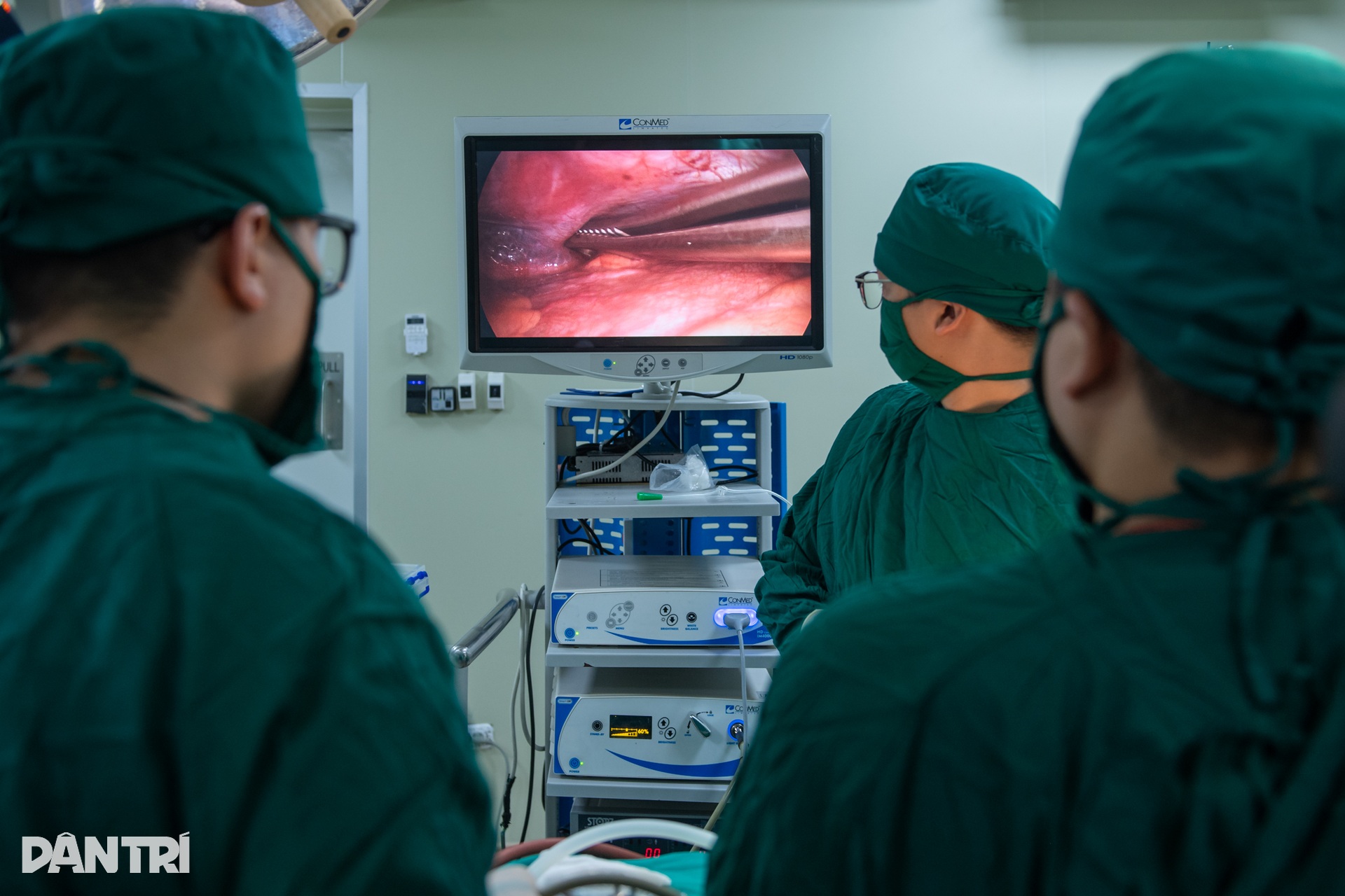 Xem bác sĩ dùng thanh titan uốn xương cho chàng trai lõm ngực - 8