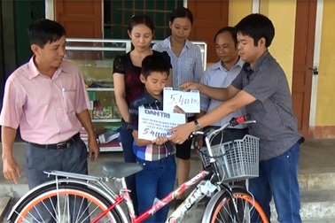 Quỹ Nhân ái tặng quà đến cậu học trò nghèo giành huy chương Vàng Olympic Toán học 