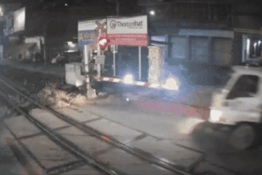 Tài xế xe tải liều mạng đâm gãy barie chắn tàu bị phạt 11 triệu đồng