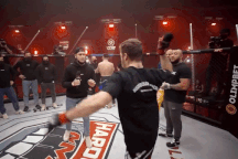 Bị "cà khịa" khi đang trả lời phỏng vấn, võ sĩ ném micro vào mặt đối thủ