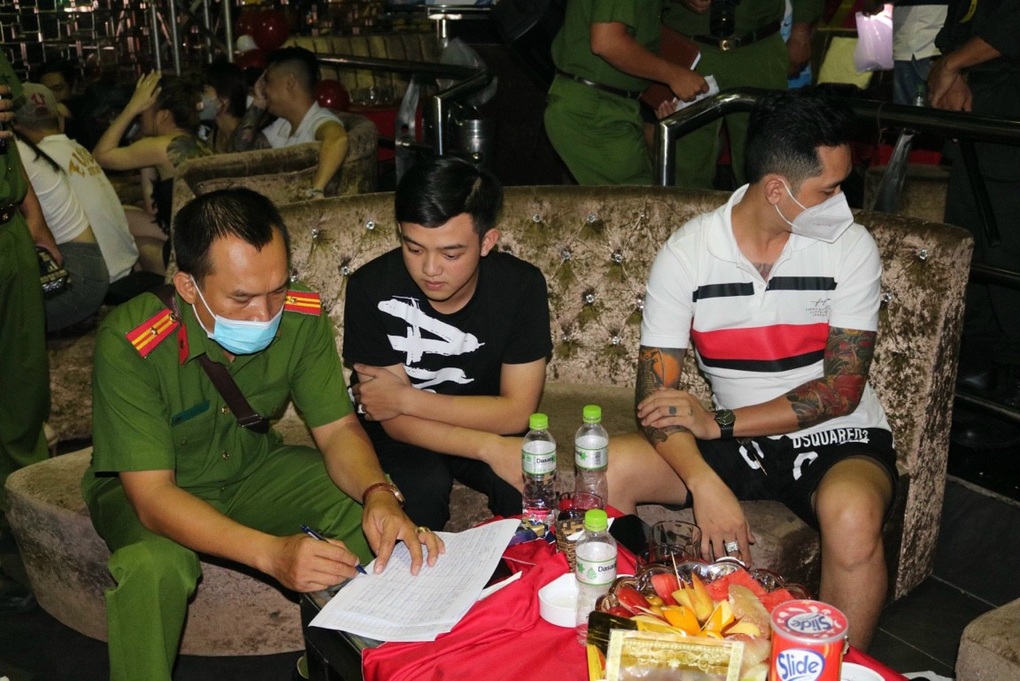Hơn 100 khách trong quán bar Paradise dương tính với chất ma túy - 2 Hơn 100 khách trong quán bar Paradise dương tính với chất ma túy - 2