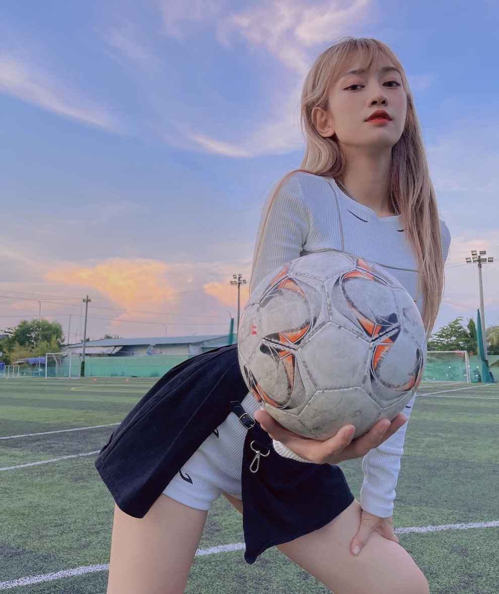 Ngắm vóc dáng nóng bỏng của những hot girl cổ vũ Euro 2020 - 3 Ngắm vóc dáng nóng bỏng của những hot girl cổ vũ Euro 2020 - 3