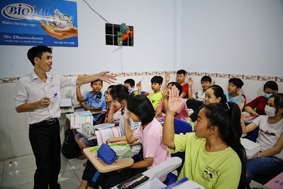 Thầy giáo công nhân 10 năm mở lớp học miễn phí cho trẻ em nghèo - 1 Thầy giáo công nhân 10 năm mở lớp học miễn phí cho trẻ em nghèo - 1