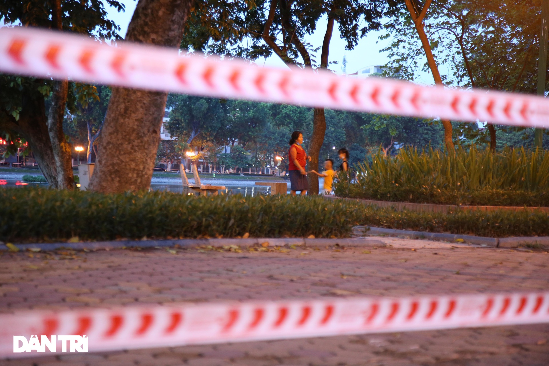 Người dân ngỡ ngàng khi Hà Nội vừa nới lỏng thể dục ngoài trời xong lại cấm - 13 Người dân ngỡ ngàng khi Hà Nội vừa nới lỏng thể dục ngoài trời xong lại cấm - 13