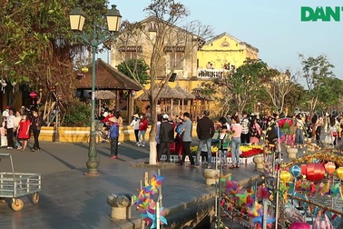 Du khách vui xuân ở Hội An