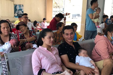 Bố mẹ đưa con vượt 50km tiêm chủng dịch vụ vì hết vắc xin Quinvaxem 5 trong 1