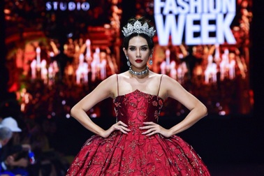 Hậu trường chưa kể tại Tuần lễ thời trang: Võ Hoàng Yến 4 lần làm vedette