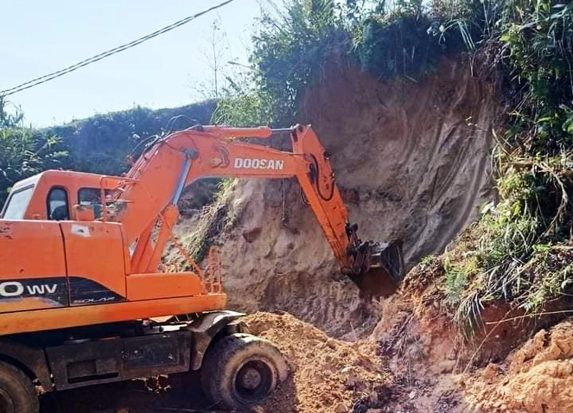 Sạt lở đất vùi lấp 5 cháu nhỏ, một bé trai tử vong - 1 Sạt lở đất vùi lấp 5 cháu nhỏ, một bé trai tử vong - 1