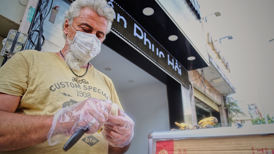 Du khách người Pháp mưu sinh bằng nghề bán chuối chiên vì Covid-19 - 3 Du khách người Pháp mưu sinh bằng nghề bán chuối chiên vì Covid-19 - 3