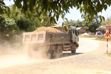 Hàng loạt đồi núi bị “xẻ thịt”, dân than trời vì đường quốc lộ như... đường đất!