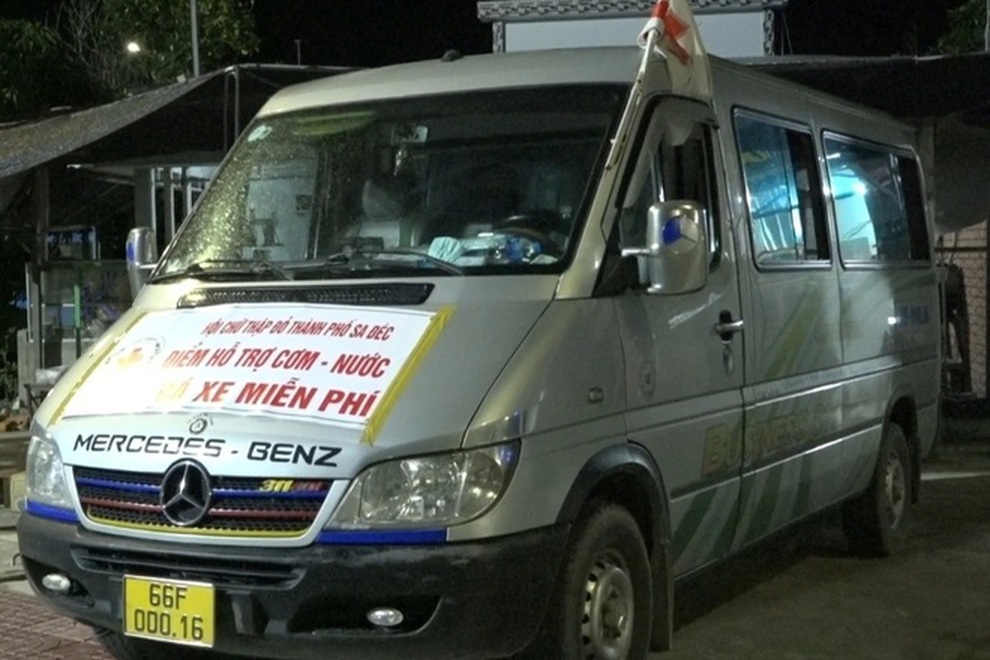 Sẻ chia với người dân về quê hộp cơm, chai xăng, bọc bánh - 4 Sẻ chia với người dân về quê hộp cơm, chai xăng, bọc bánh - 4