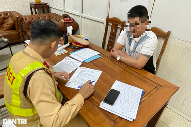 Hà Nội: Dương tính với ma túy, lái xe khách vẫn chở hơn 10 người trên ô tô