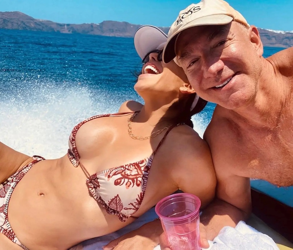 Bạn gái tỷ phú Jeff Bezos tiết lộ lý do cặp đôi quấn quýt không rời - 3 Bạn gái tỷ phú Jeff Bezos tiết lộ lý do cặp đôi quấn quýt không rời - 3