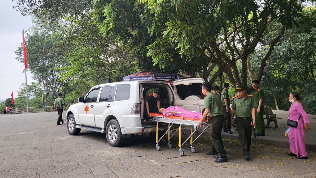 Công an cứu bà cụ 77 tuổi bị ngất xỉu khi đi lễ Đền Hùng - 2 Công an cứu bà cụ 77 tuổi bị ngất xỉu khi đi lễ Đền Hùng - 2