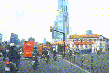 CSGT xử phạt tài xế xe buýt hai tầng vượt đèn đỏ ở trung tâm TPHCM