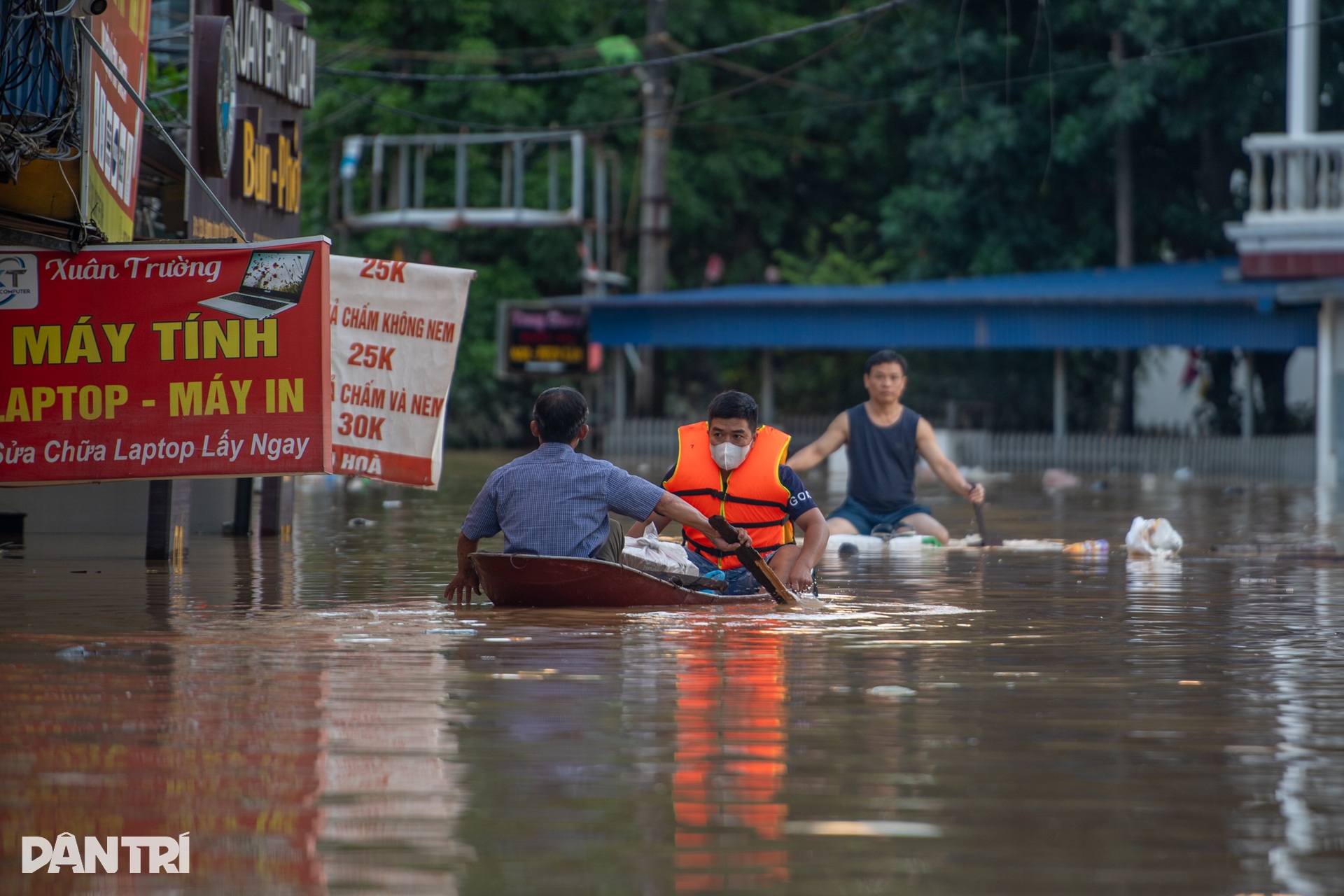 Tình cảnh bị cô lập giữa rốn lũ vô vàn khó khăn của người dân Thái Nguyên - 3 Tình cảnh bị cô lập giữa rốn lũ vô vàn khó khăn của người dân Thái Nguyên - 3