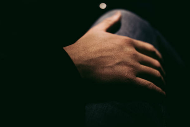 Bị đồng nghiệp nam quấy rối trong phòng tối, tôi có nên tố cáo?