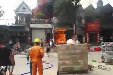 Lửa bao trùm nhiều căn nhà tại phố núi Hà Tĩnh