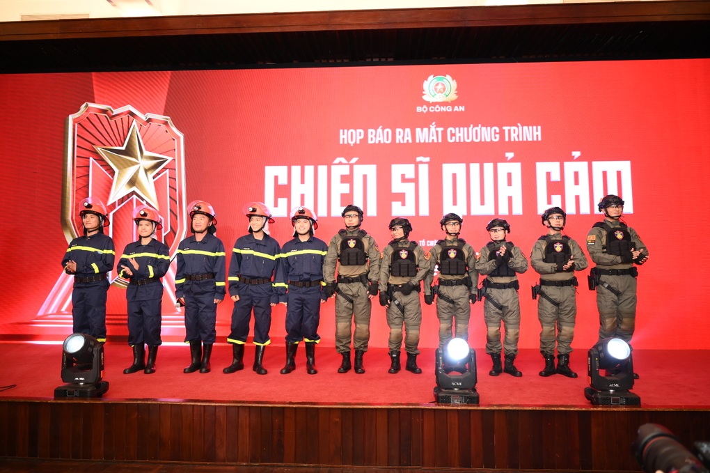 Tiến Luật suýt ngất xỉu, MONO ngạt thở khi nhập vai làm công an - 1 Tiến Luật suýt ngất xỉu, MONO ngạt thở khi nhập vai làm công an - 1