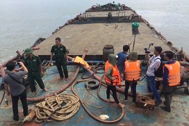 Bắt giữ 8 tàu vươn vòi “bạch tuộc” hút cát trên vùng biển TPHCM