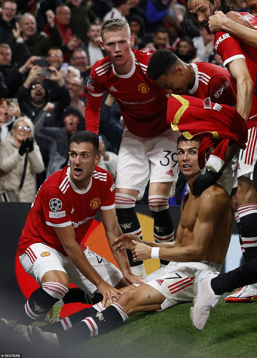 Cảm xúc vỡ òa của Ronaldo khi tỏa sáng giúp Man Utd hạ Villarreal - 9 Cảm xúc vỡ òa của Ronaldo khi tỏa sáng giúp Man Utd hạ Villarreal - 9