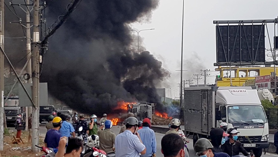 Xe ben lật cháy ngùn ngụt, tài xế đạp cửa thoát thân - 1 Xe ben lật cháy ngùn ngụt, tài xế đạp cửa thoát thân - 1