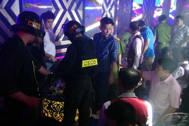 150 cảnh sát đột kích vũ trường giữa trung tâm thành phố