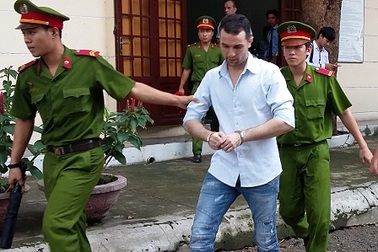 Dùng 37 thẻ ATM giả rút tiền, một người nước ngoài lãnh án tù