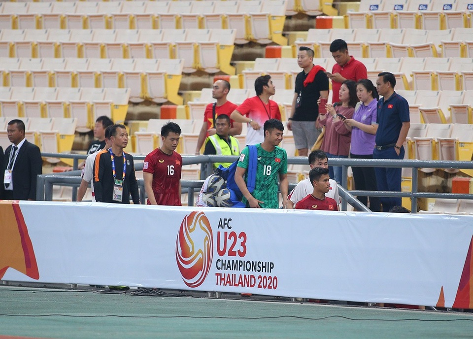 Cầu thủ U23 Việt Nam ôm động viên thủ môn Bùi Tiến Dũng - 7 Cầu thủ U23 Việt Nam ôm động viên thủ môn Bùi Tiến Dũng - 7