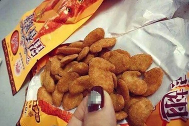 Bim bim cánh gà Trung Quốc: Mẹ mua 1.000 gói chiều con chơi hè