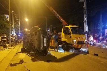 Ô tô lật ngửa, người dân cạy cửa cứu 7 người mắc kẹt bên trong