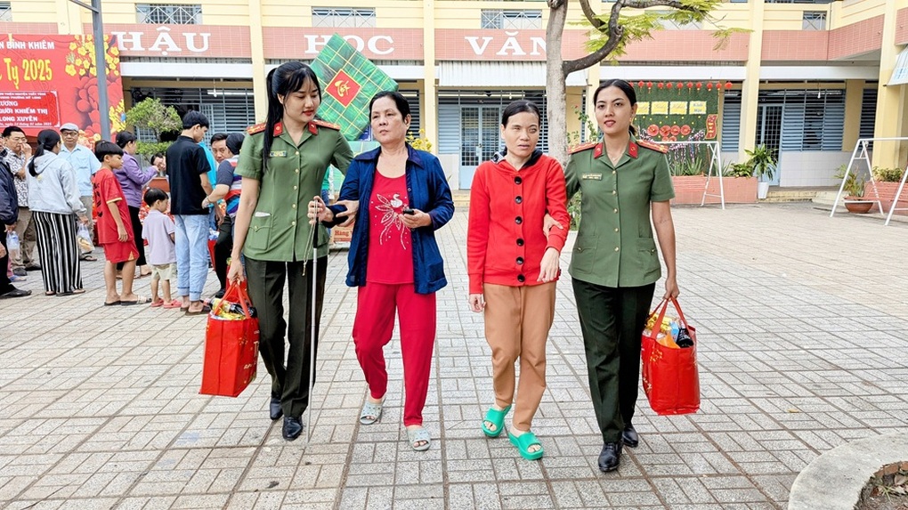Ấm áp phiên chợ 0 đồng phát nhu yếu phẩm cho người khiếm thị đón Tết - 1 Ấm áp phiên chợ 0 đồng phát nhu yếu phẩm cho người khiếm thị đón Tết - 1
