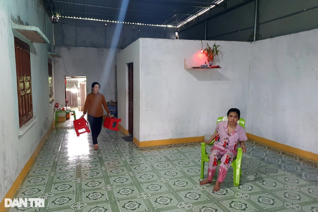 Bạn đọc chia sẻ khó khăn với người mẹ đơn thân chăm con gái bị teo tiểu não - 2 Bạn đọc chia sẻ khó khăn với người mẹ đơn thân chăm con gái bị teo tiểu não - 2