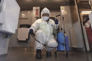 Ngân hàng Trung Quốc khử trùng tiền ngăn virus corona lây lan