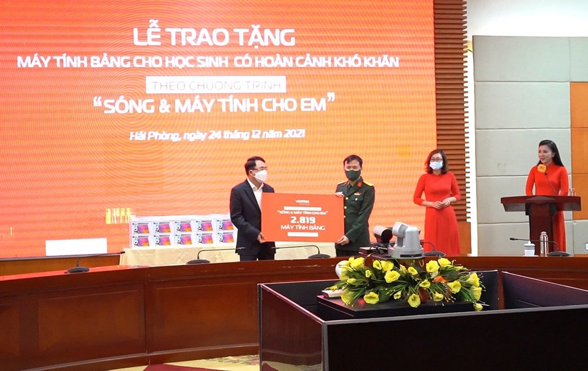 Gần 3.000 học sinh, sinh viên có hoàn cảnh khó khăn được tặng máy tính bảng - 1 Gần 3.000 học sinh, sinh viên có hoàn cảnh khó khăn được tặng máy tính bảng - 1